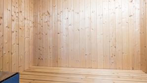 Een kamer met houten wanden en een bank.