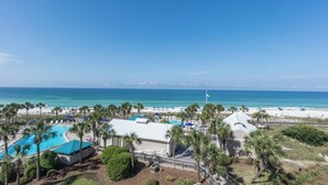 Un complexe hôtelier doté d’une piscine, d’une plage et offrant une vue sur l’océan.