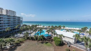 Un complexe hôtelier doté d’une piscine, d’une plage et offrant une vue sur l’océan.