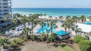 Un complexe hôtelier doté d’une piscine, d’une plage et offrant une vue sur l’océan.