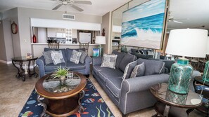 Smart-tv, dvd-spelare, en stereo och kontor