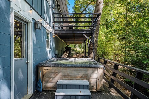 5BR Cozy Retreat w/Hot Tub &fire pit near Biltmore!