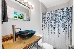 Shower, hair dryer, towels, shampoo - 5BR Cozy Retreat w/Hot Tub &fire pit near Biltmore! (Asheville)