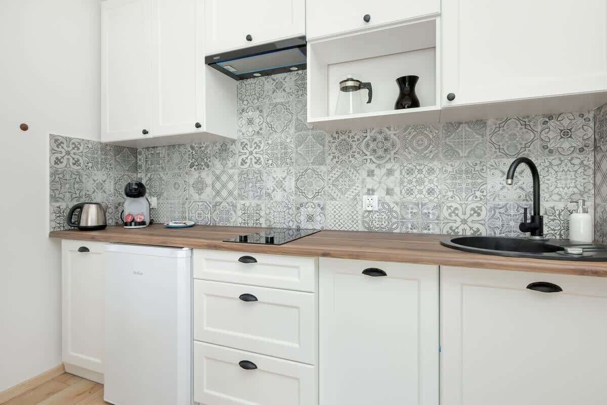 Kjøleskap, mikrobølgeovn, kokeplater og kaffetrakter/tekoker