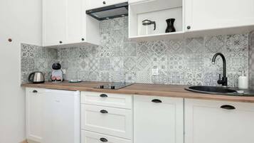 Kjøleskap, mikrobølgeovn, kokeplater og kaffetrakter/tekoker