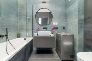 Douche, sèche-cheveux, shampoing
