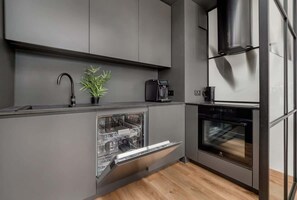 Fridge, oven, stovetop, dishwasher