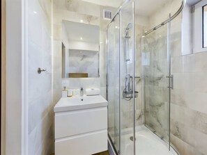 Dusche, Haartrockner, HandtĂŒcher, Shampoo