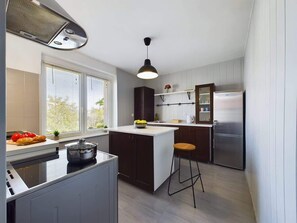 Refrigerador, horno, parrilla de estufa y tetera eléctrica 