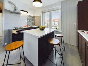 Fridge, oven, stovetop, electric kettle