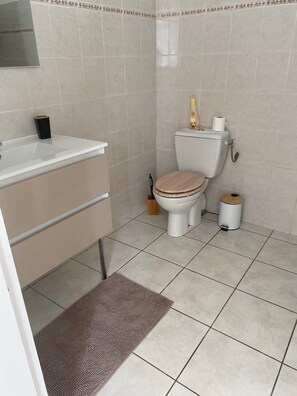 Dusche, Haartrockner, Handtücher, Seife
