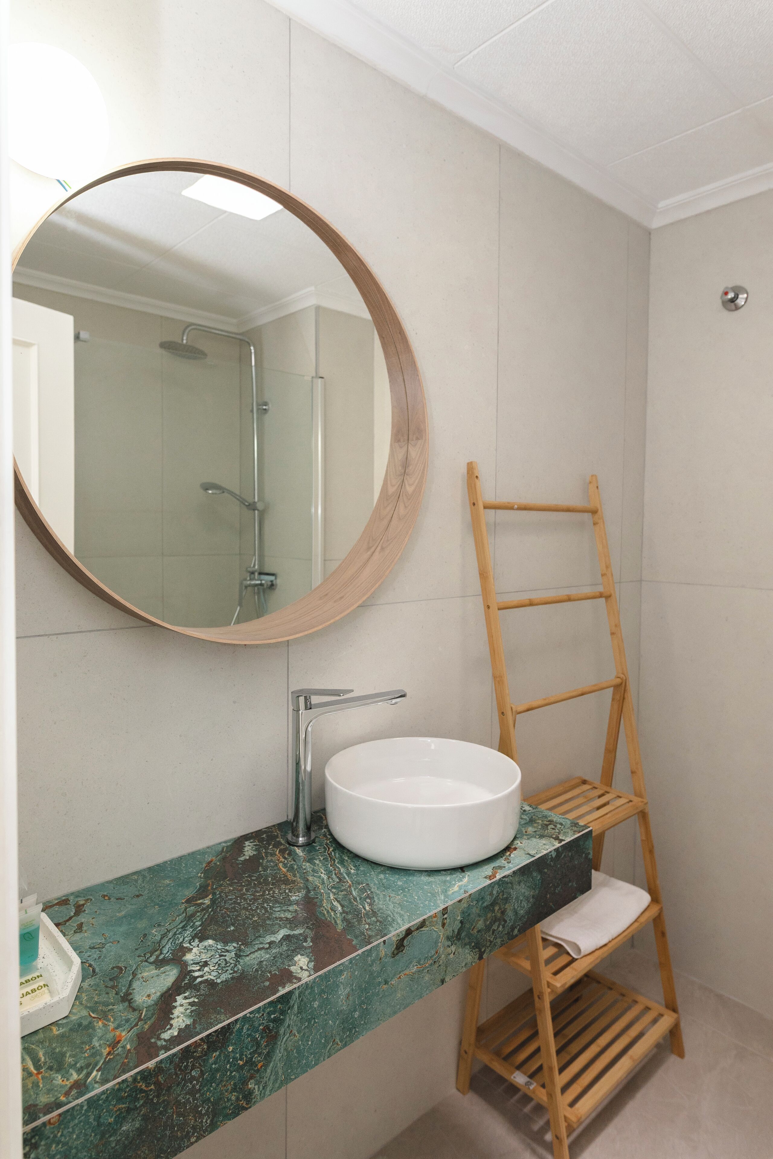 Habitación triple Deluxe | Baño | Ducha, secador de pelo, toallas y jabón