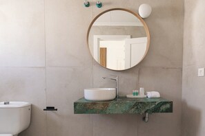Phòng đôi tiện nghi đơn giản | Phòng tắm | Buồng tắm vòi sen, máy sấy tóc, khăn tắm, xà phòng 