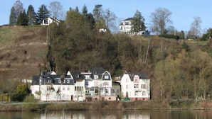 A lakeside property with multiple houses, a dock, and a calm water body. - Appealing Apartment in Alf (Alf)