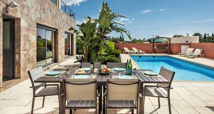 Casa Tembo - A/C ~ Fibre Wi-Fi ~ Sleeps 6 ~ Close to beach and Town