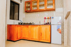 Køleskab, mikrobølgeovn, kogeplade, elkedel