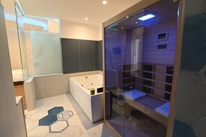 Deluxe Room, City View | Free WiFi - Slopes Suites and Spa (Boscotrecase)