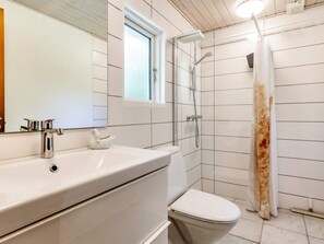House | Bathroom - 8 Person Holiday Home in Hadsund (Hadsund)