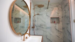 Habitación Confort | Baño | Amenidades de baño gratuitas y secadora de cabello 