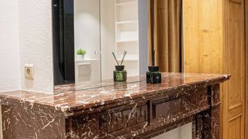 Romantic Room, City View | Bathroom | Hair dryer