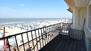 Ein Balkon mit Blick auf einen Strand.