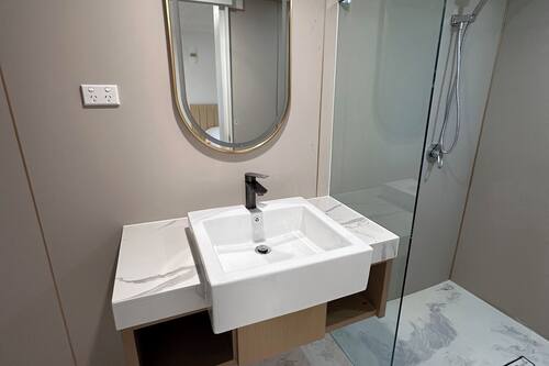 Elite-Vierbettzimmer, Mehrere Betten | Badezimmer