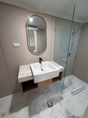 Deluxe Family Room | Bathroom | Shower, rainfall showerhead, free toiletries, hair dryer - Venus Resort (Long Jetty)