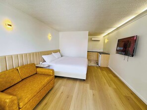 Premium bedding, down comforters, free WiFi, bed sheets - Venus Resort (Long Jetty)