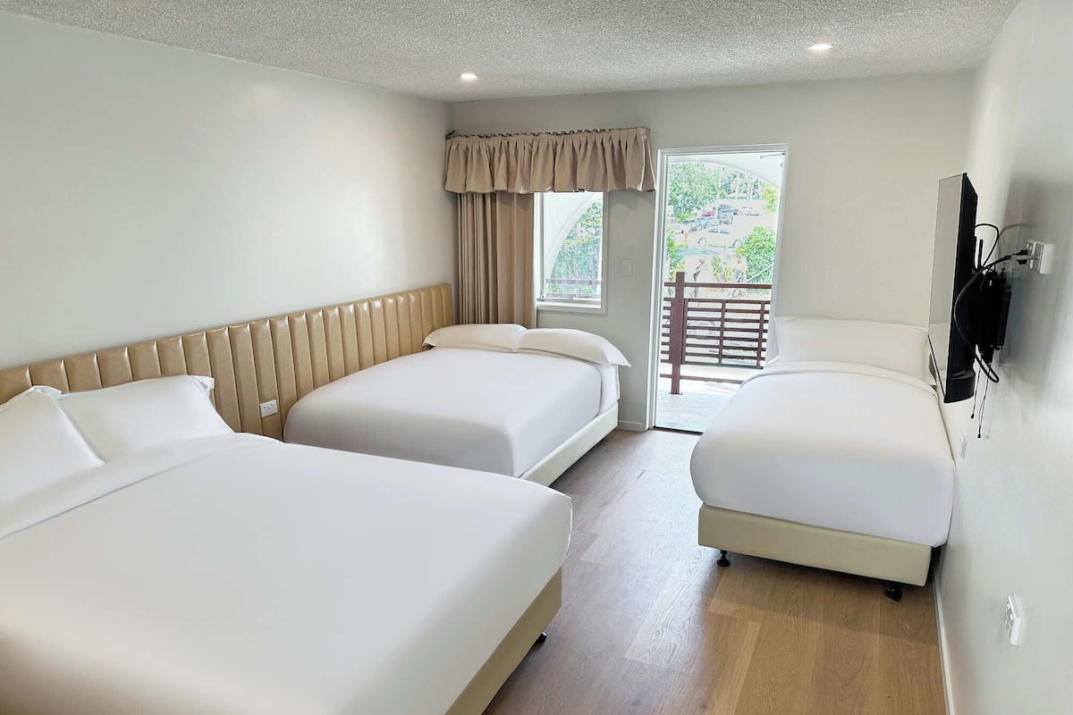 Elite vierpersoonskamer, meerdere bedden | Luxe beddengoed, donzen dekbedden, gratis wifi, beddengoed