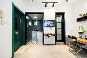 Classic Apartment | Living area - moonlighthomestay (Shanghai)