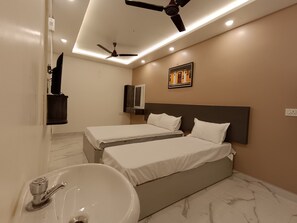 Triple Room | Egyptian cotton sheets, premium bedding, desk - Arul Residency (Puducherry)