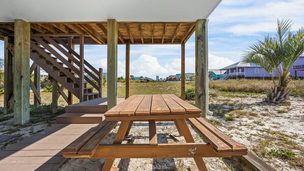 Outdoor dining - Second Choice: Across the Street From the Beach, Bender Vacation Rentals! (Gulf Shores)