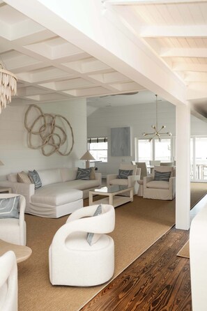 Télévision, chaîne hi-fi, espaces bureaux