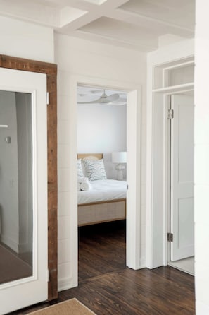 4 habitaciones, escritorio y tabla de planchar con plancha