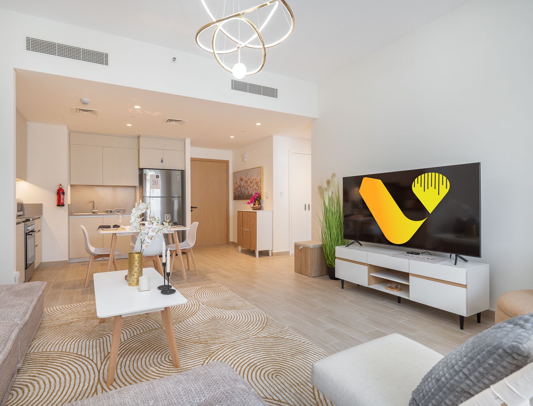 Appartement Luxe | Coin séjour | TV connectée de 65 pouces avec chaînes par câble