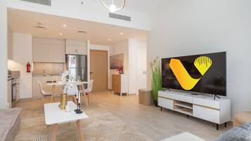Appartement Luxe | Coin séjour | TV connectée de 65 pouces avec chaînes par câble