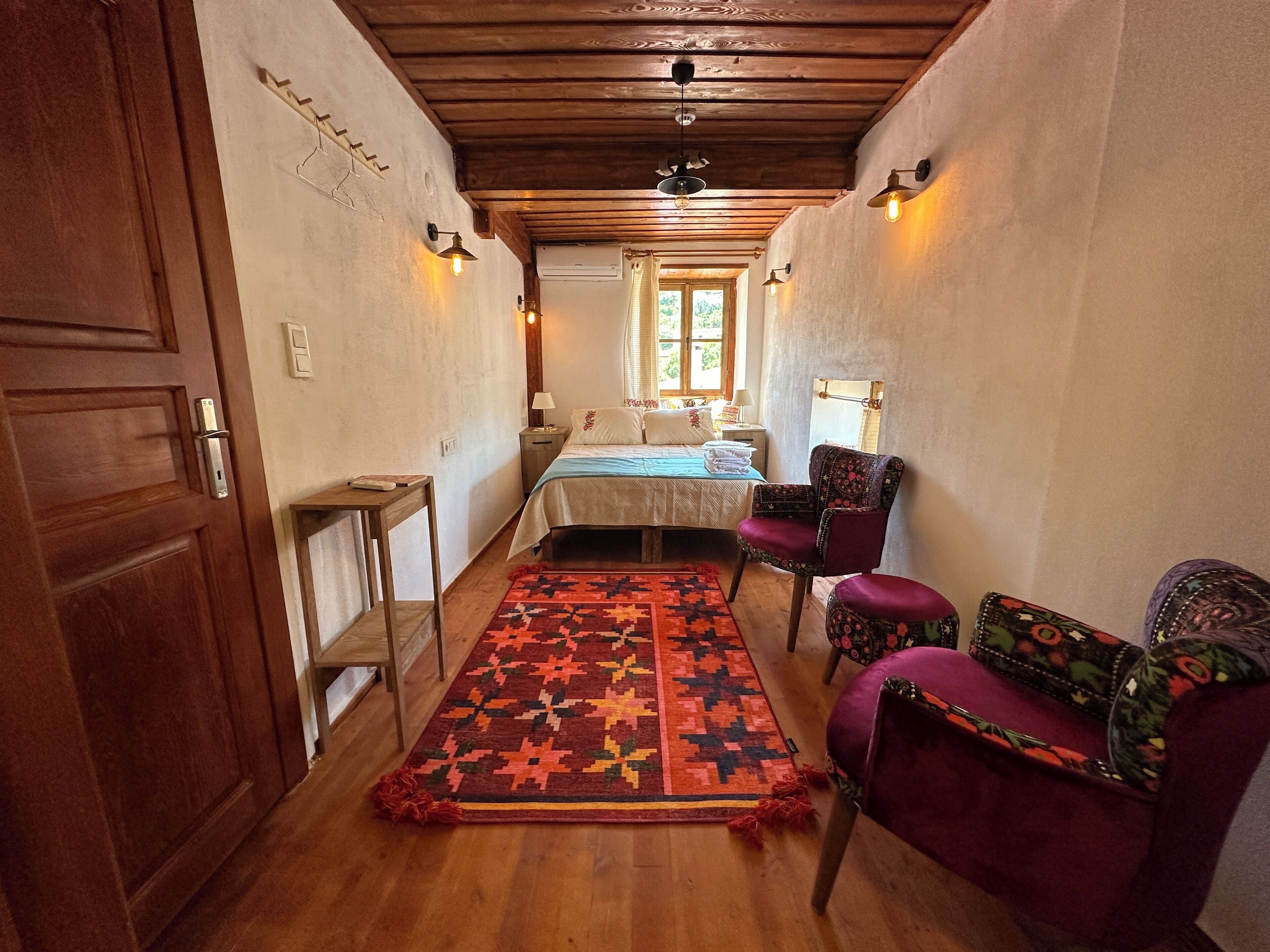 Dobbeltrom – standard, utsikt mot bukt | Sengetøy av topp kvalitet og individuelt dekorert