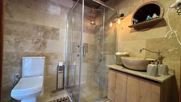 Dobbeltrom – standard, utsikt mot bukt | Bad | Dusj, dusjhode med hydromassaje, hårføner og tøfler