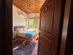 Habitació Deluxe, vistes a la badia | 1 dormitori, roba de llit d'alta qualitat i decoració individual