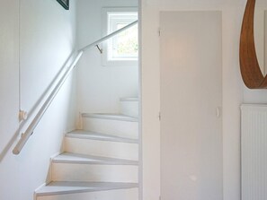 A staircase with white steps and a white handrail, leading to a door with a window above it. - 4 Star Holiday Home in Brastad (Brastad)