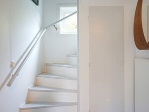 A staircase with white steps and a white handrail. - 4 Star Holiday Home in Brastad (Brastad)