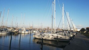 Un puerto deportivo con varios veleros amarrados en aguas tranquilas.