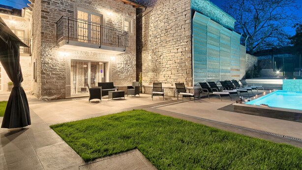 A stone building with a pool and outdoor seating. - Villa Patrick Comfortable Holiday Residence (Pazin)
