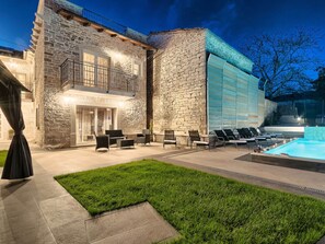 A stone building with a pool and outdoor seating. - Villa Patrick Comfortable Holiday Residence (Pazin)