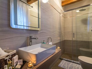 Villa | Badezimmer | Dusche, Haartrockner