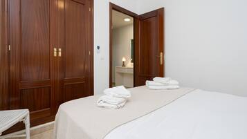 3 dormitorios, tabla de planchar con plancha, wifi gratis y ropa de cama