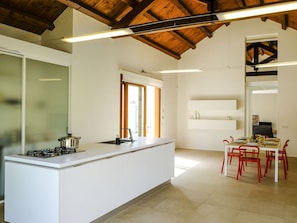 Maison | Cuisine privée | Chaise haute, batterie de cuisine, vaisselle et ustensiles
