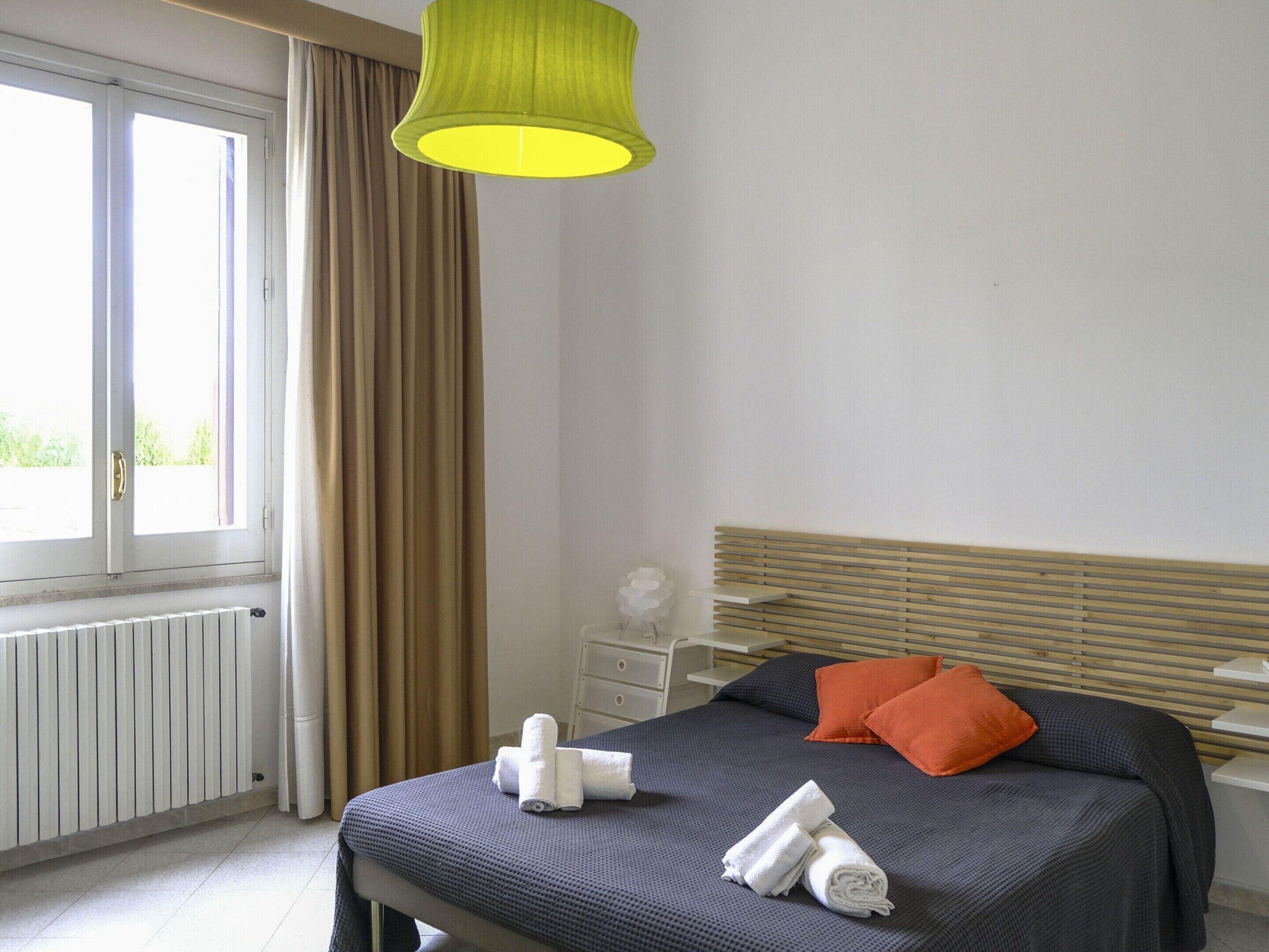 6 bedrooms, individually furnished, iron/ironing board, bed sheets