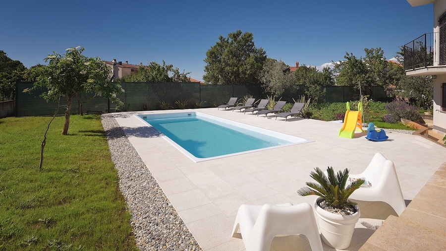 Nicely Decorated Apartment With Private Pool