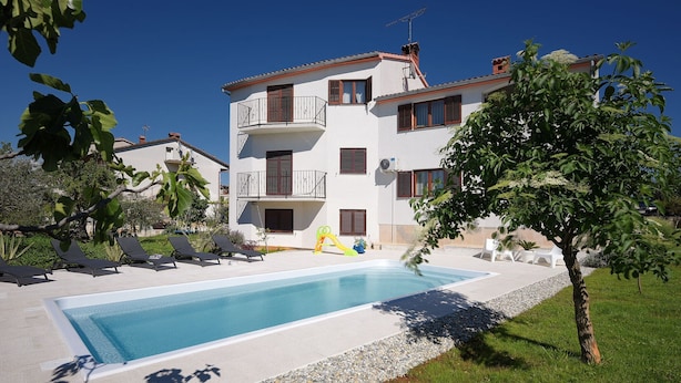 A two-story building with a swimming pool, outdoor seating, and a well-maintained garden. - Nicely Decorated Apartment With Private Pool (Vodnjan)